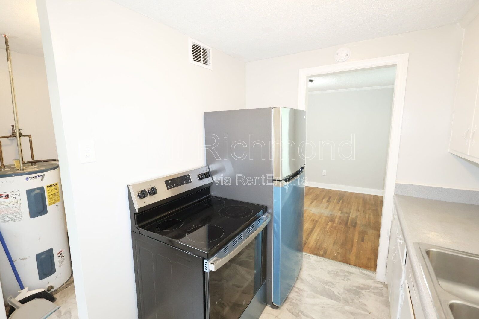 Lovely 3-Bed Home Perfectly located in Lakeside! property image