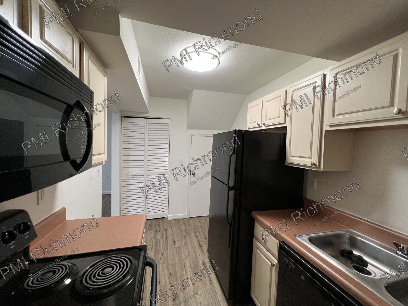 Desirable 2-Bedroom Corner Unit in The Villas Of Oakwood Community! property image
