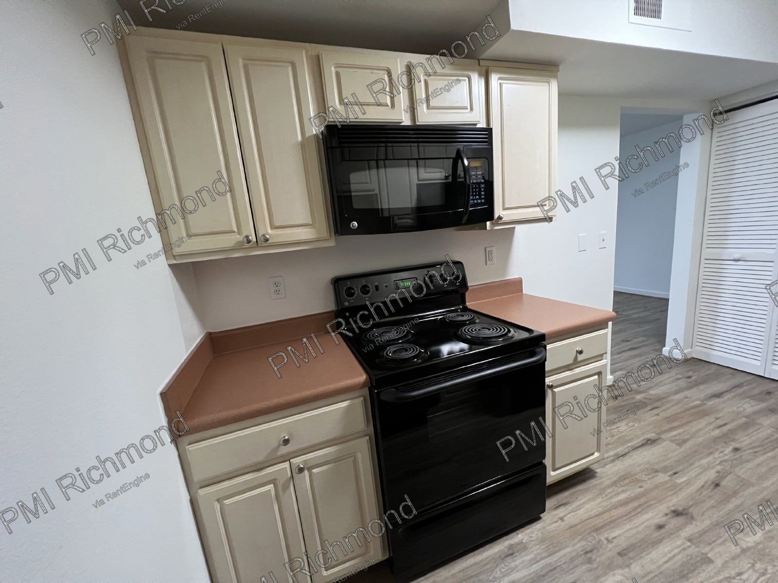 Desirable 2-Bedroom Corner Unit in The Villas Of Oakwood Community! property image