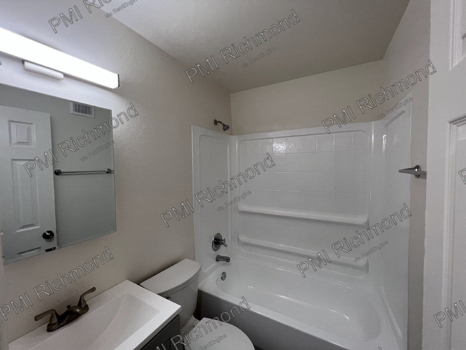 Desirable 2-Bedroom Corner Unit in The Villas Of Oakwood Community! property image