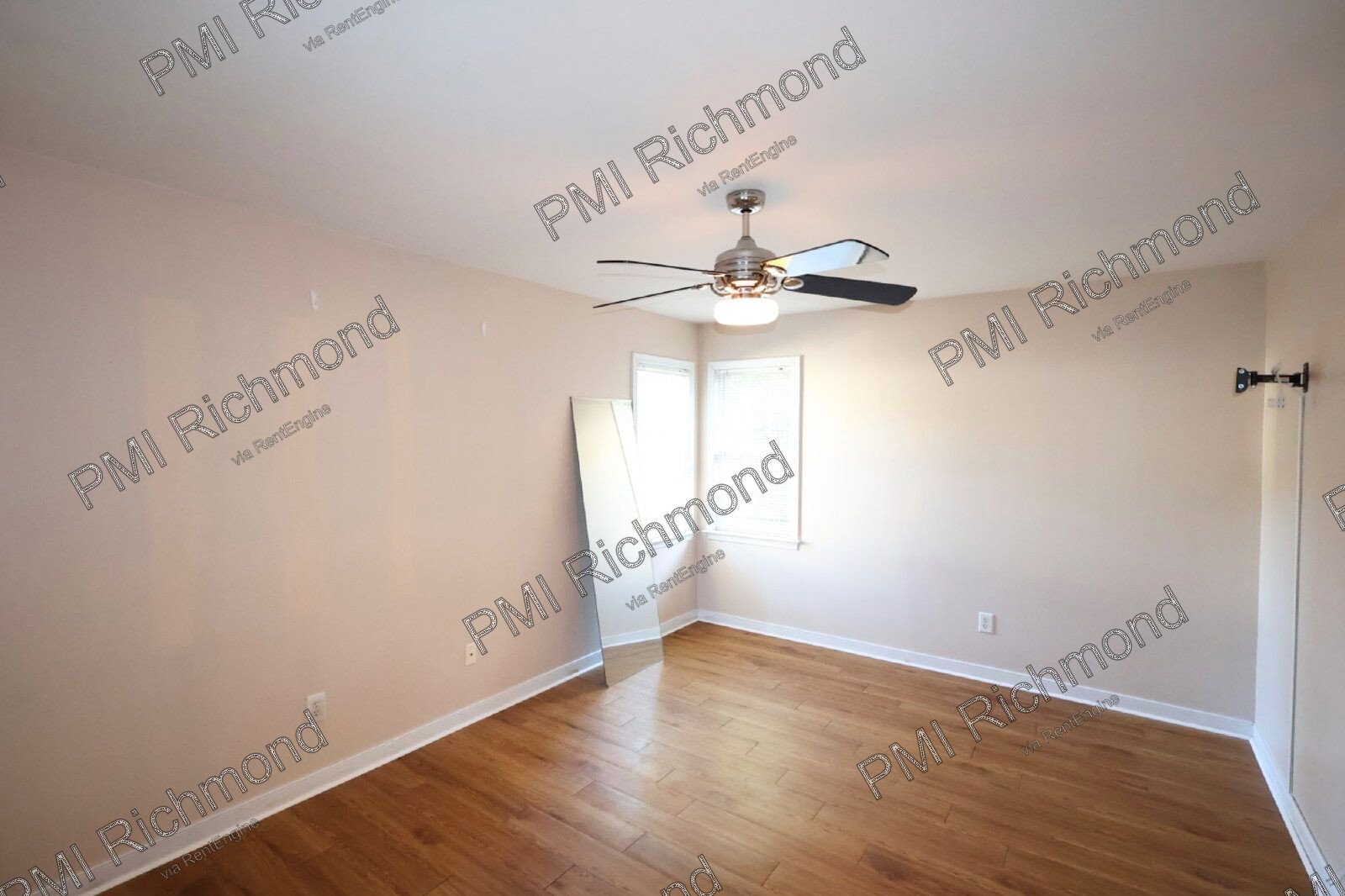 Cute & Cozy 4-Bed Haven in Chesterfield! property image