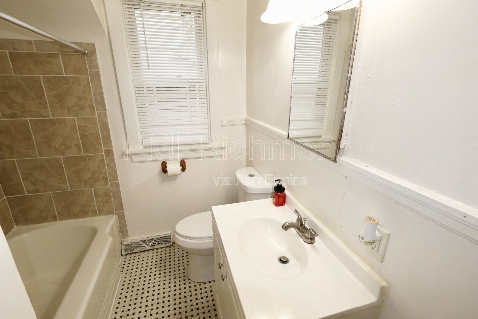 Quaint 4-Bed Richmond Retreat at 1910 Chicago Ave! property image