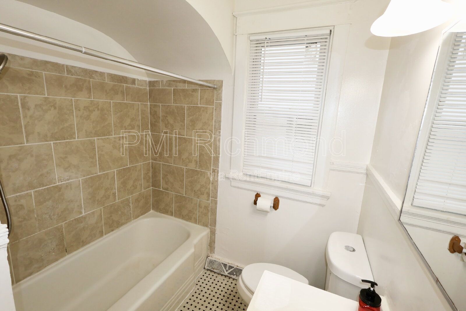 Quaint 4-Bed Richmond Retreat at 1910 Chicago Ave! property image