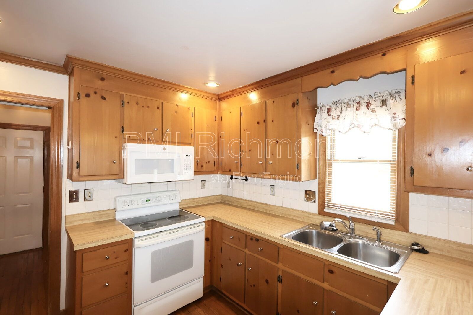 Beautiful Single Family Colonial Home in The Exbury Subdivision! property image