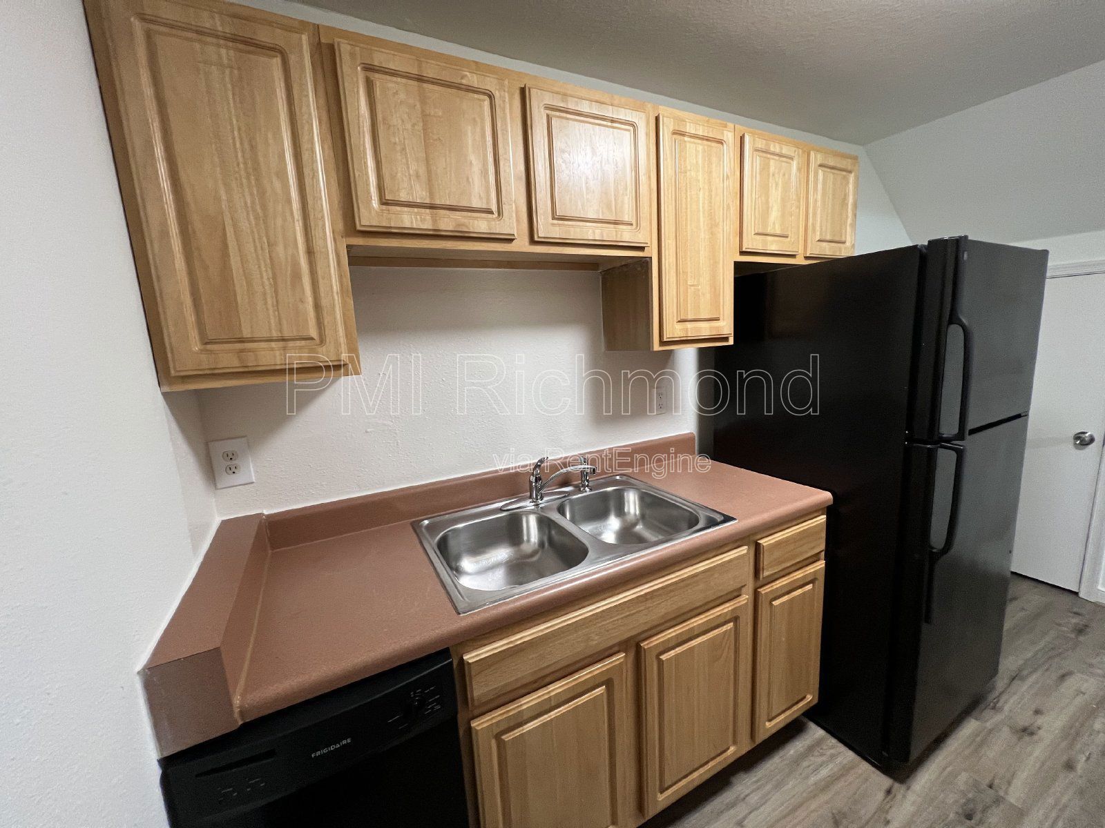 Cozy 2 Bed, 1 Bath End Unit Condo in Villas of Oakwood in Richmond! property image