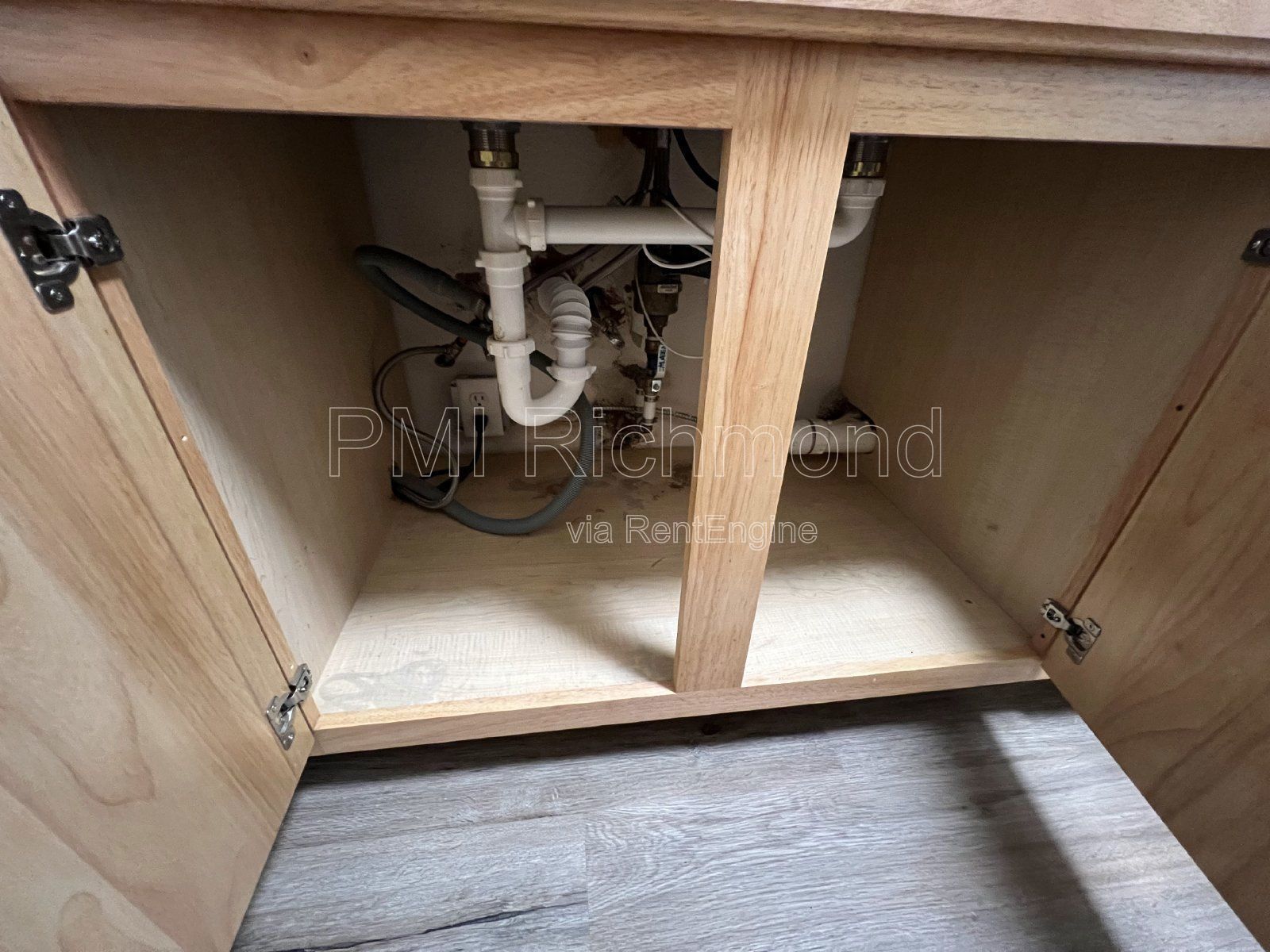 Cozy 2 Bed, 1 Bath End Unit Condo in Villas of Oakwood in Richmond! property image