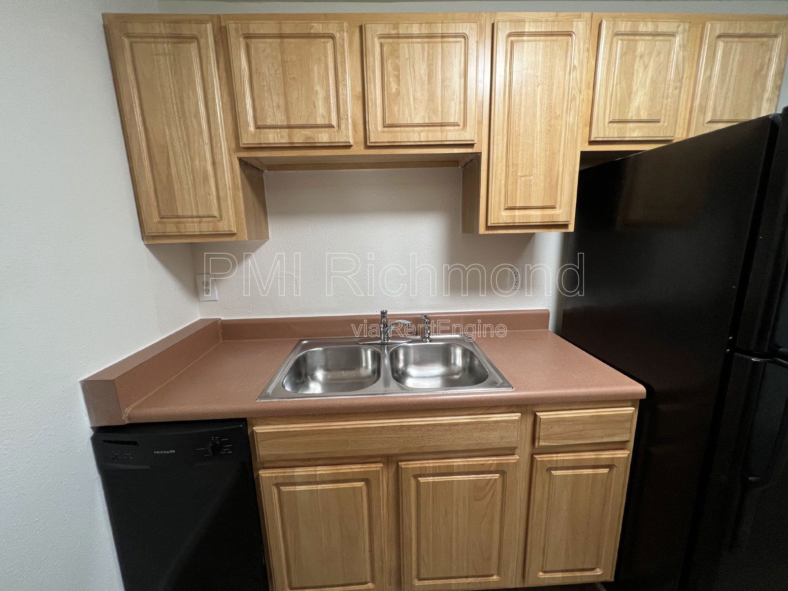 Cozy 2 Bed, 1 Bath End Unit Condo in Villas of Oakwood in Richmond! property image