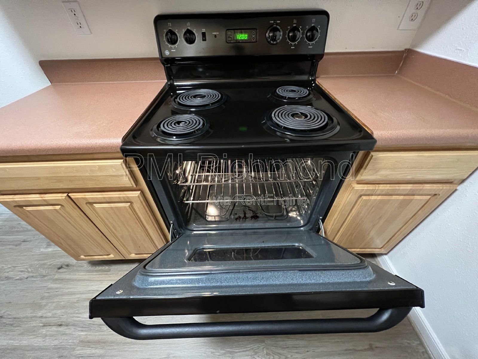 Cozy 2 Bed, 1 Bath End Unit Condo in Villas of Oakwood in Richmond! property image