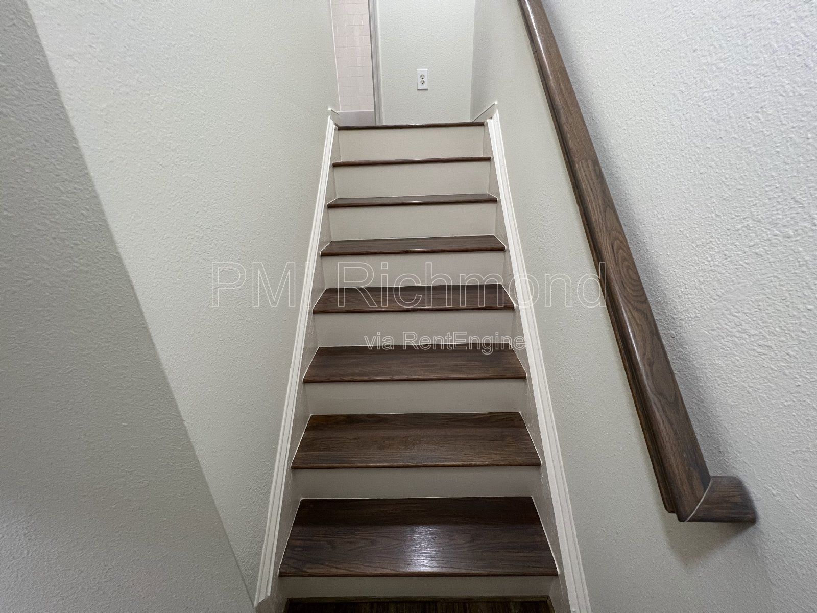 Cozy 2 Bed, 1 Bath End Unit Condo in Villas of Oakwood in Richmond! property image