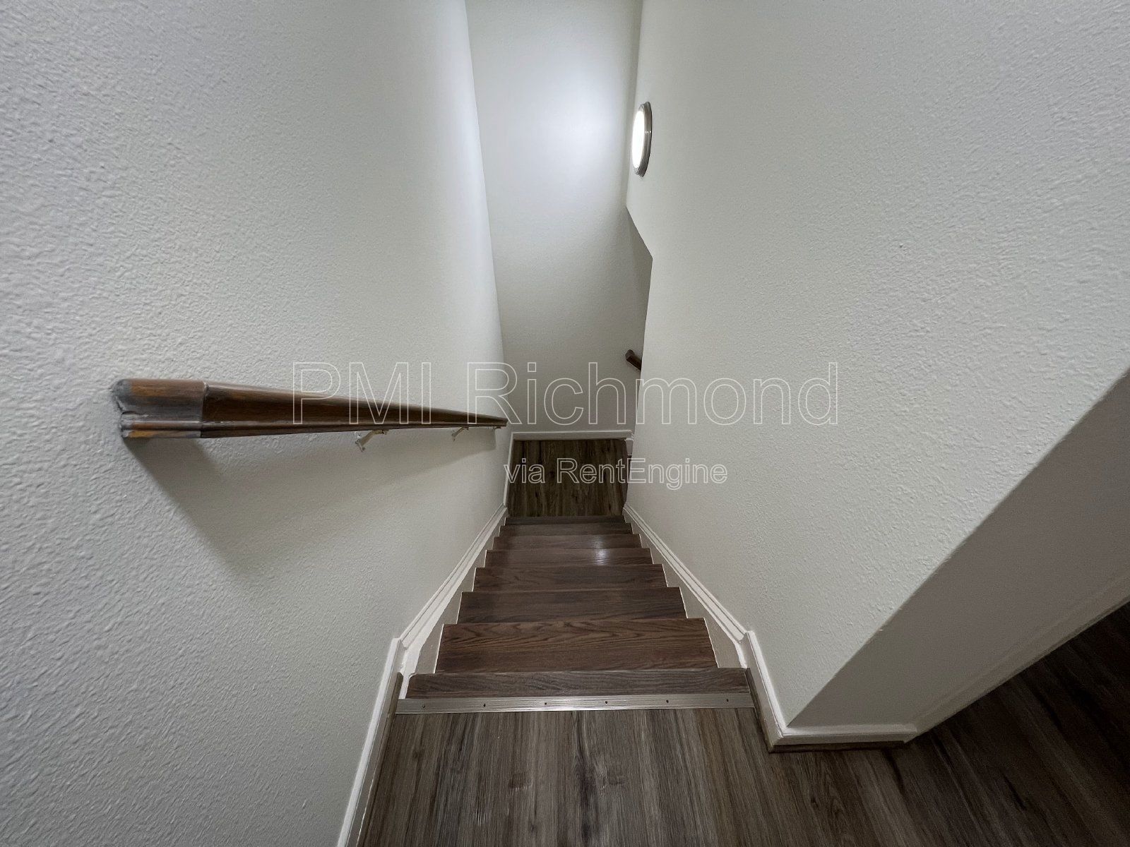 Cozy 2 Bed, 1 Bath End Unit Condo in Villas of Oakwood in Richmond! property image
