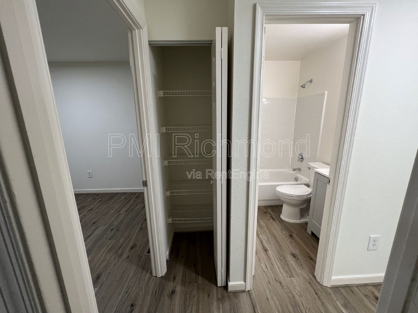 Cozy 2 Bed, 1 Bath End Unit Condo in Villas of Oakwood in Richmond! property image