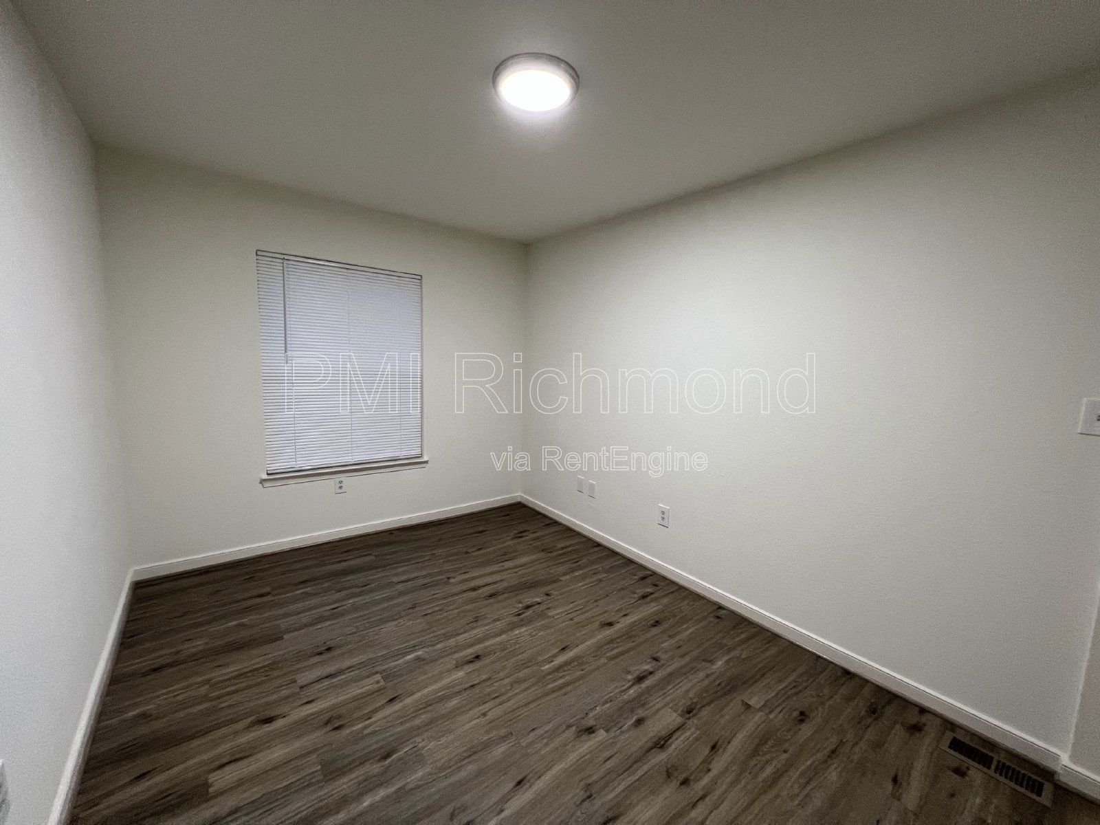 Cozy 2 Bed, 1 Bath End Unit Condo in Villas of Oakwood in Richmond! property image