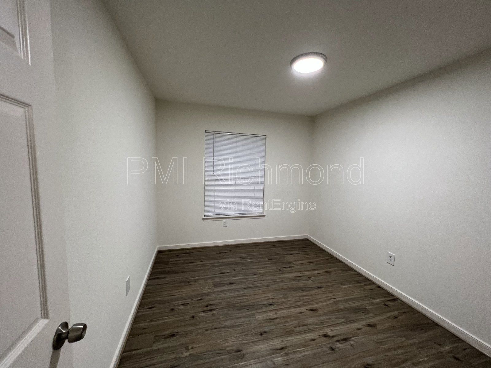 Cozy 2 Bed, 1 Bath End Unit Condo in Villas of Oakwood in Richmond! property image