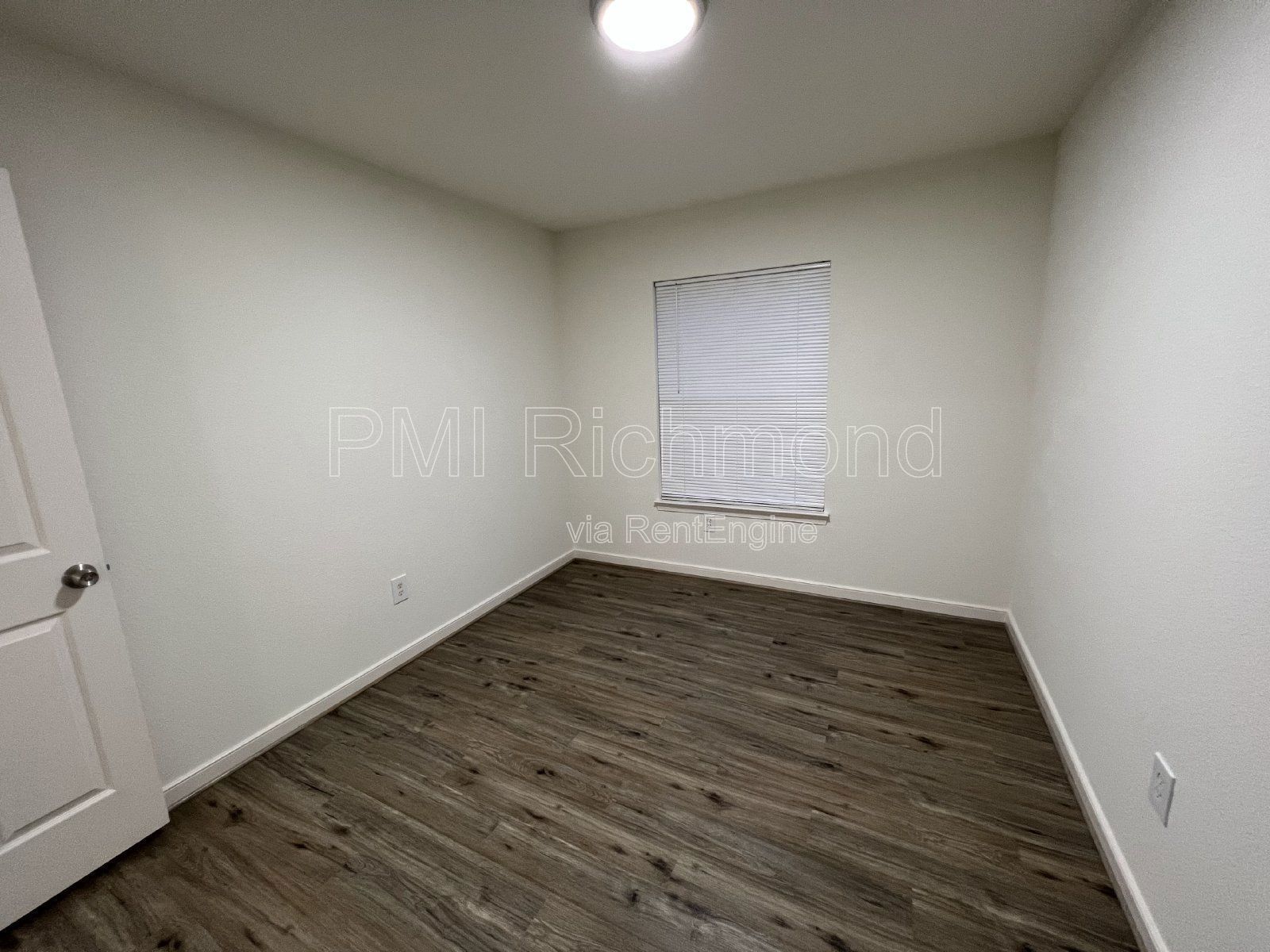 Cozy 2 Bed, 1 Bath End Unit Condo in Villas of Oakwood in Richmond! property image