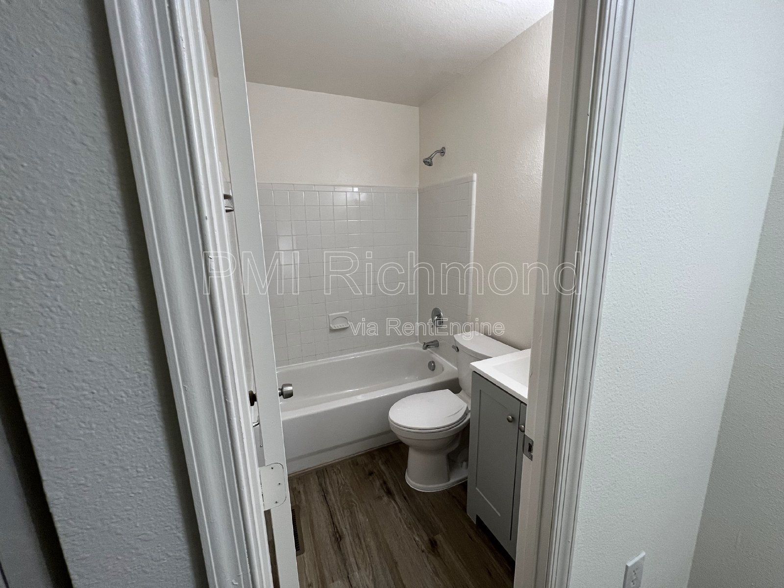 Cozy 2 Bed, 1 Bath End Unit Condo in Villas of Oakwood in Richmond! property image