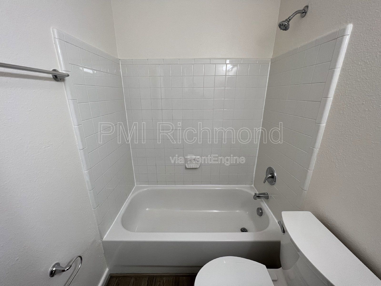 Cozy 2 Bed, 1 Bath End Unit Condo in Villas of Oakwood in Richmond! property image