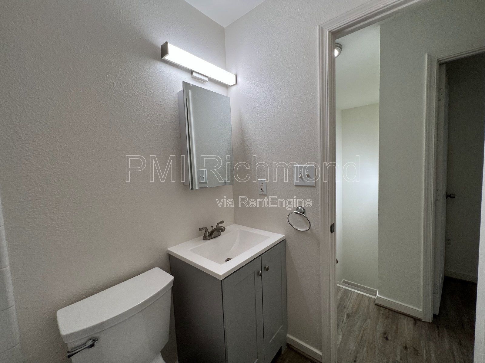 Cozy 2 Bed, 1 Bath End Unit Condo in Villas of Oakwood in Richmond! property image