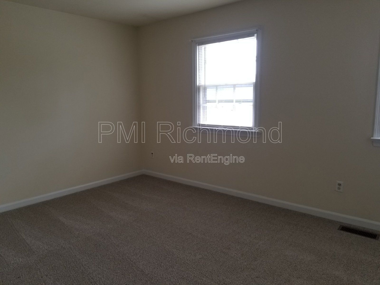 Lovely 2 Bed, 1.5 Bath Townhouse in Chesterfield! property image