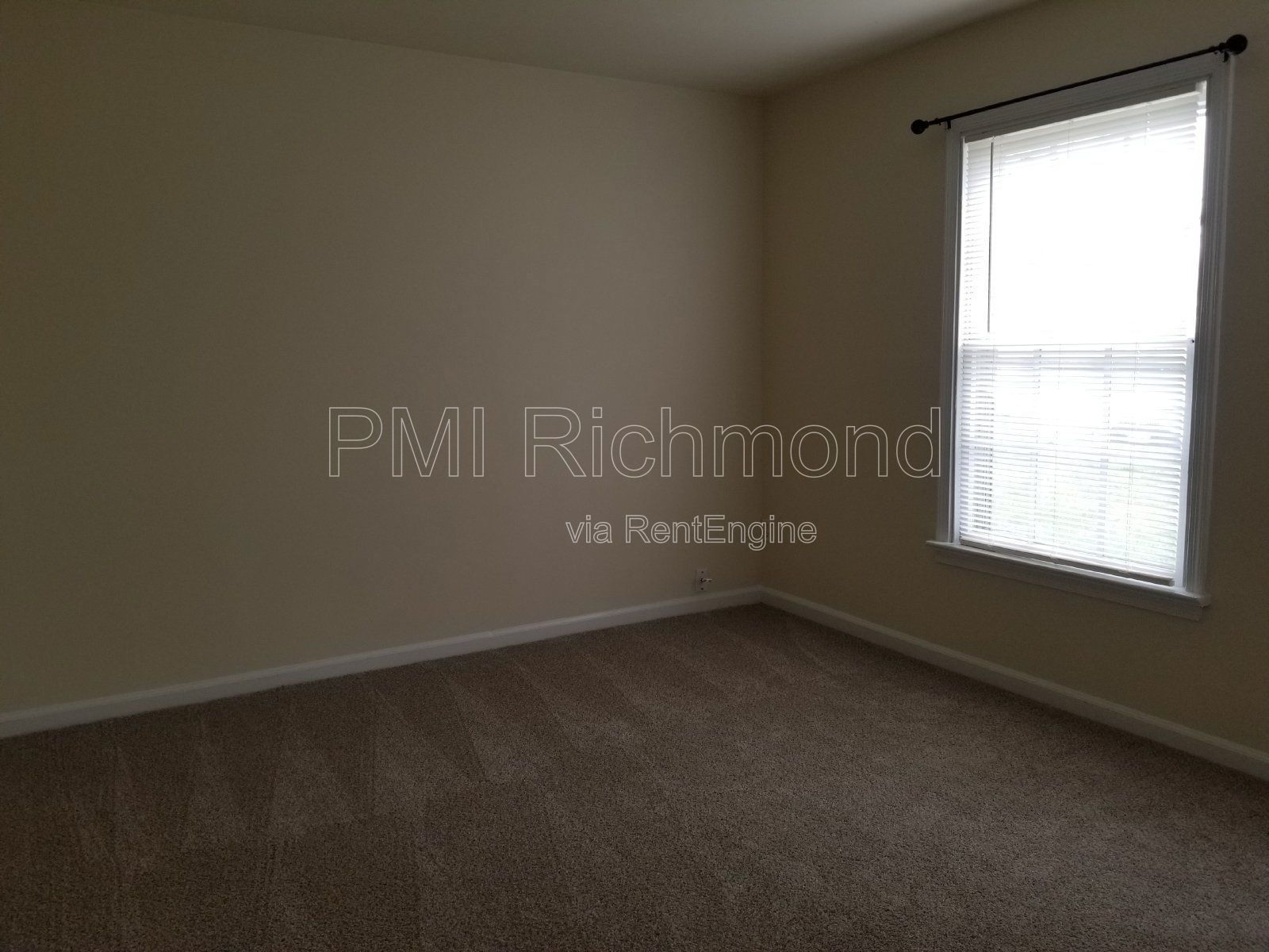 Lovely 2 Bed, 1.5 Bath Townhouse in Chesterfield! property image