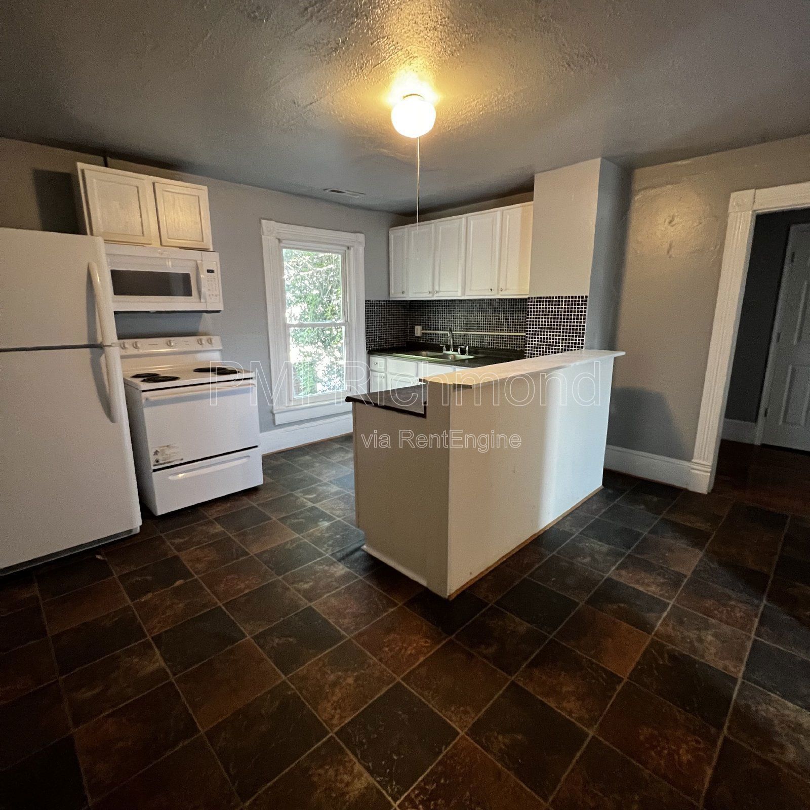 Quaint 1-Bed Duplex Unit Located in Colonial Heights! property image