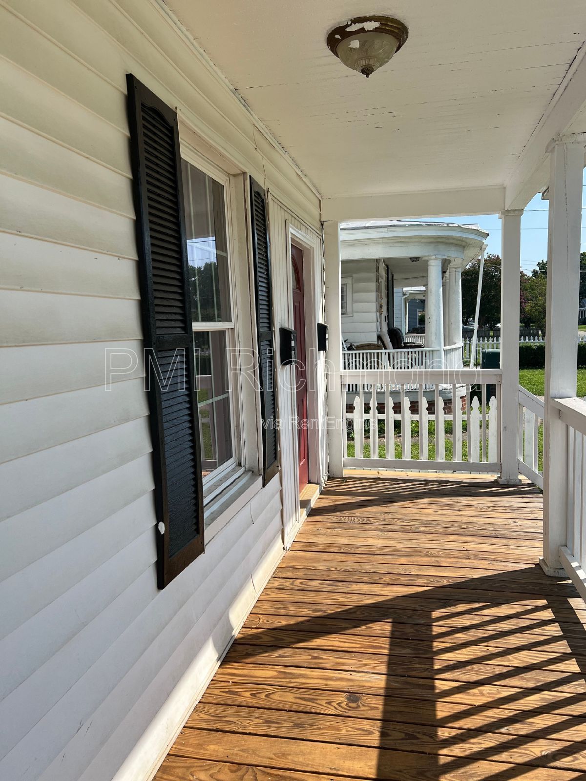 Beautiful 2 Bedroom First Floor Duplex located in Colonial Heights! property image