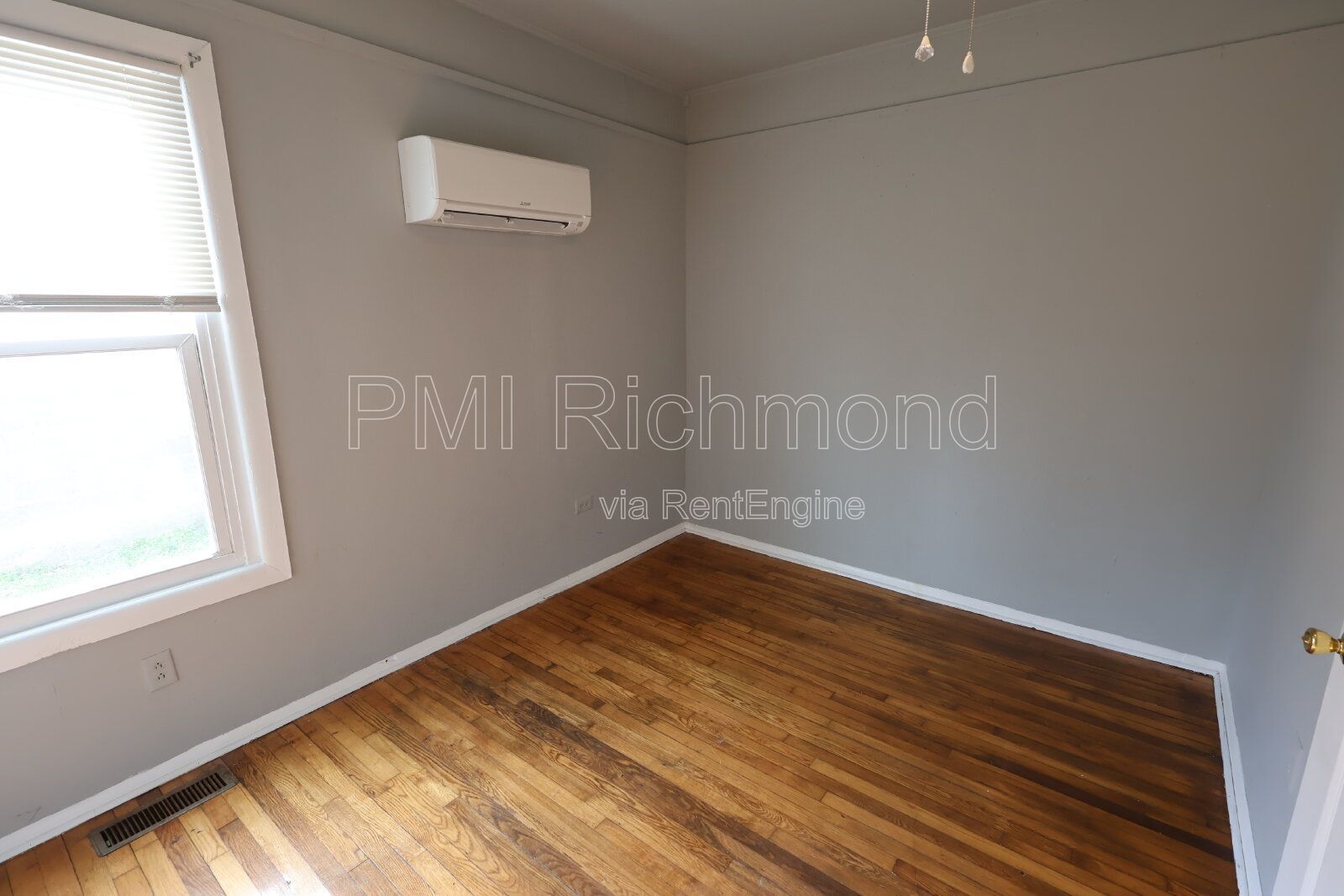 Beautiful 2 Bedroom First Floor Duplex located in Colonial Heights! property image