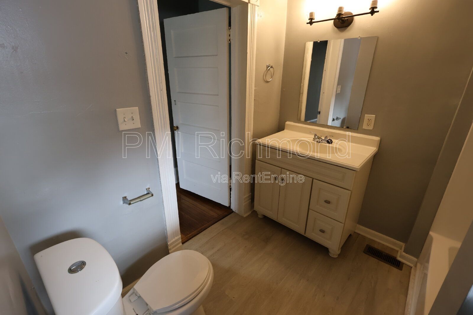 Beautiful 2 Bedroom First Floor Duplex located in Colonial Heights! property image