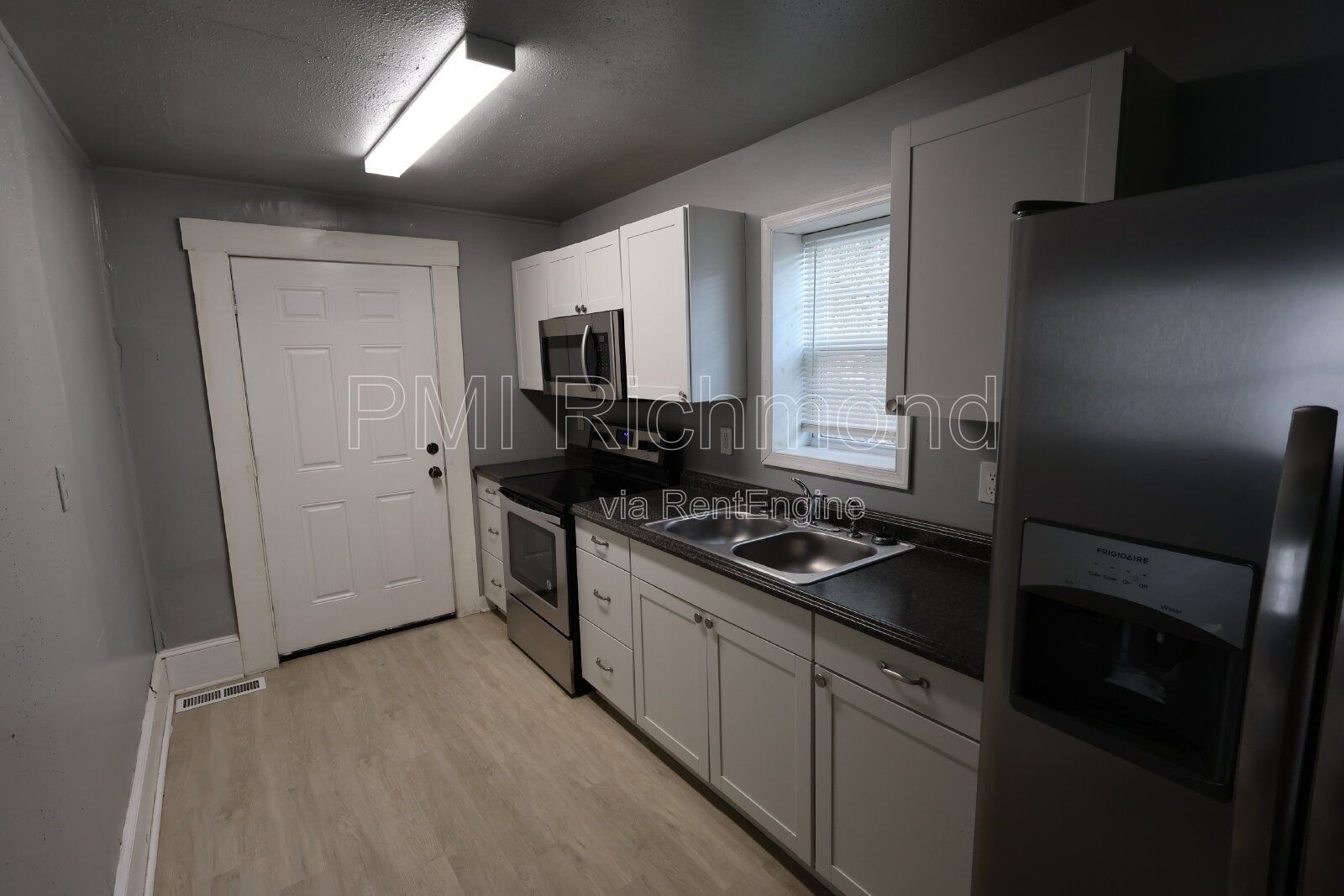 Beautiful 2 Bedroom First Floor Duplex located in Colonial Heights! property image