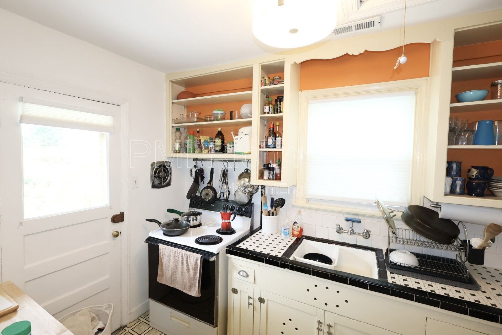Cute & Cozy 2-Bed Retreat on Maple Avenue in Richmond! property image
