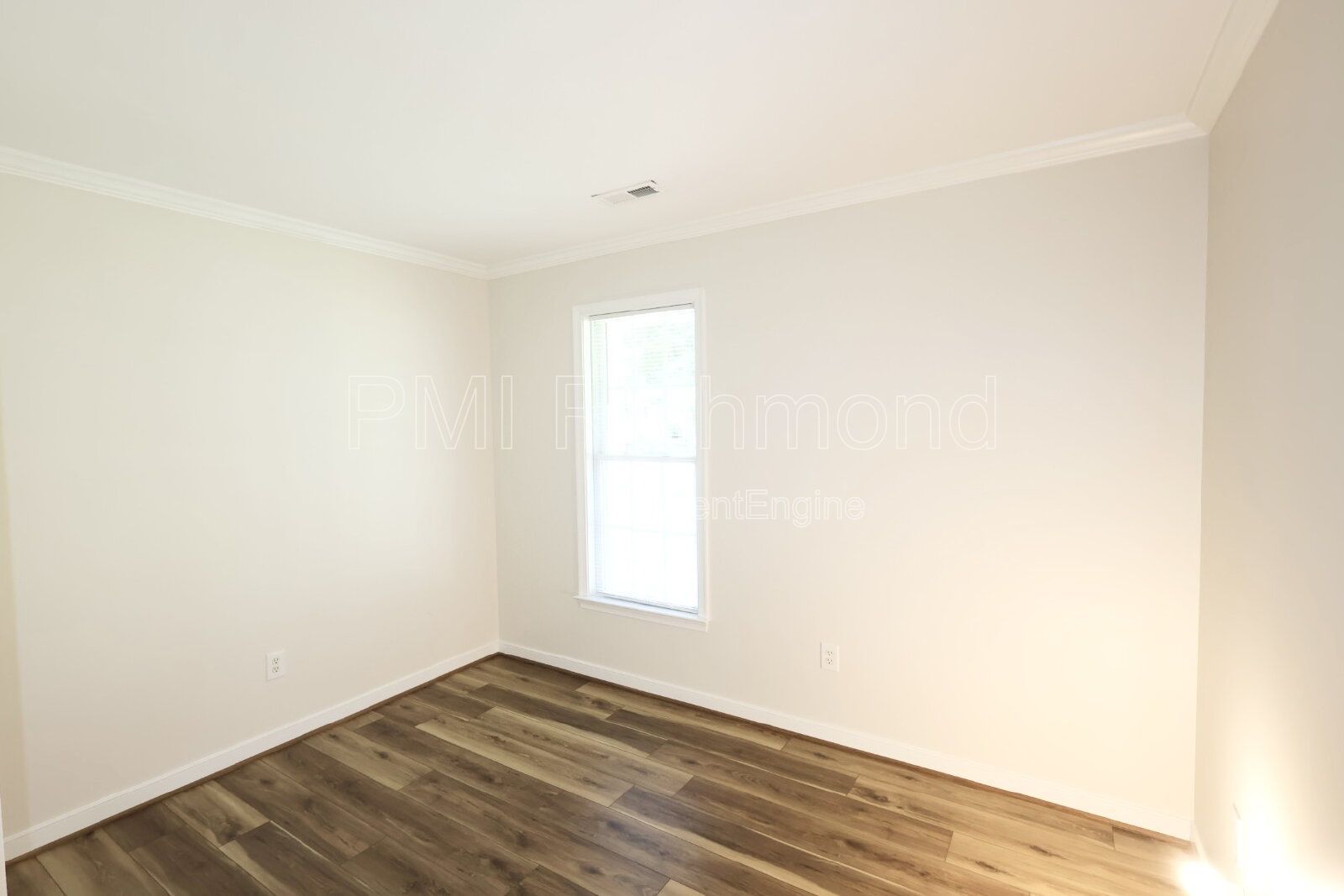 Charming 3-Bed Chesterfield Home with Elegant Granite Touches! property image