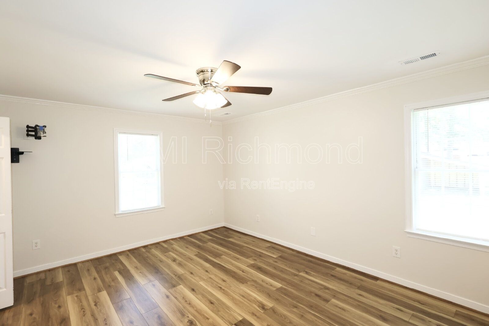 Charming 3-Bed Chesterfield Home with Elegant Granite Touches! property image