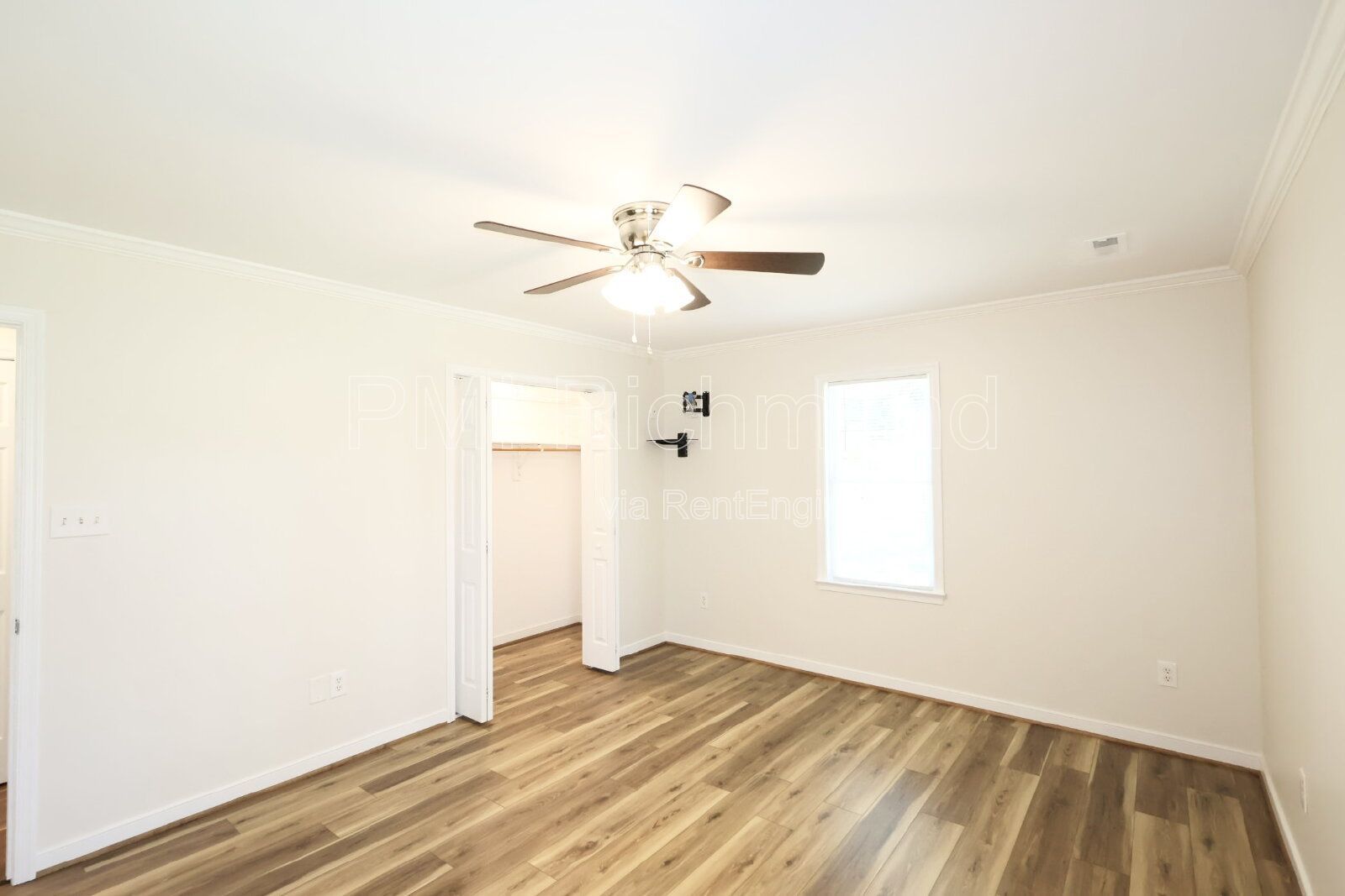 Charming 3-Bed Chesterfield Home with Elegant Granite Touches! property image